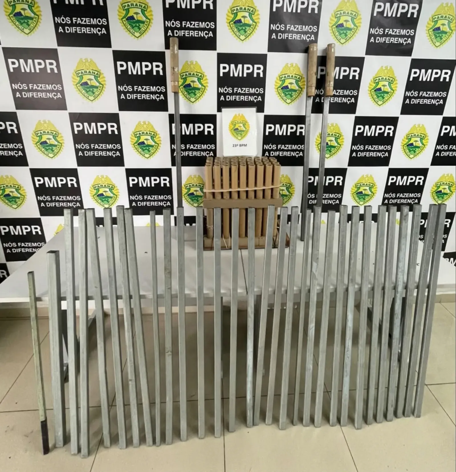 Polícia Militar apreende 33 barras metálicas e 75 rojões com integrantes da Império Alviverde